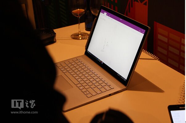 Windows10�Pӛ��Surface Book���۵�����w�(y��n)