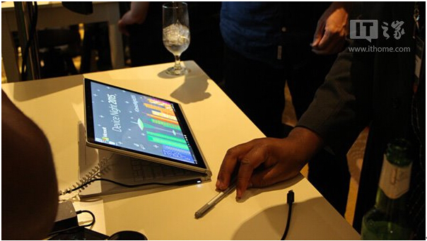 Windows10�Pӛ��Surface Book���۵�����w�(y��n)