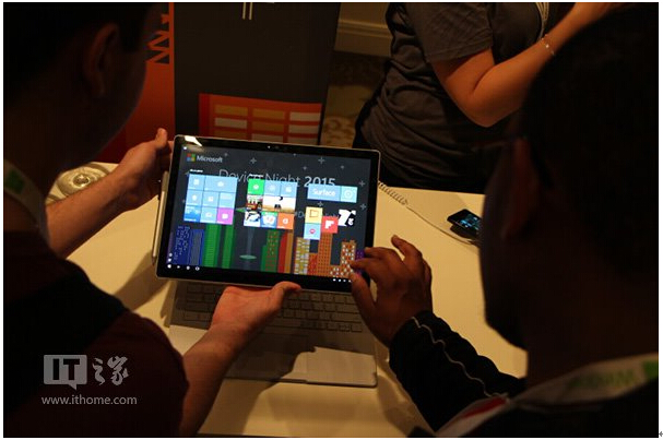 Windows10�Pӛ��Surface Book���۵�����w�(y��n)